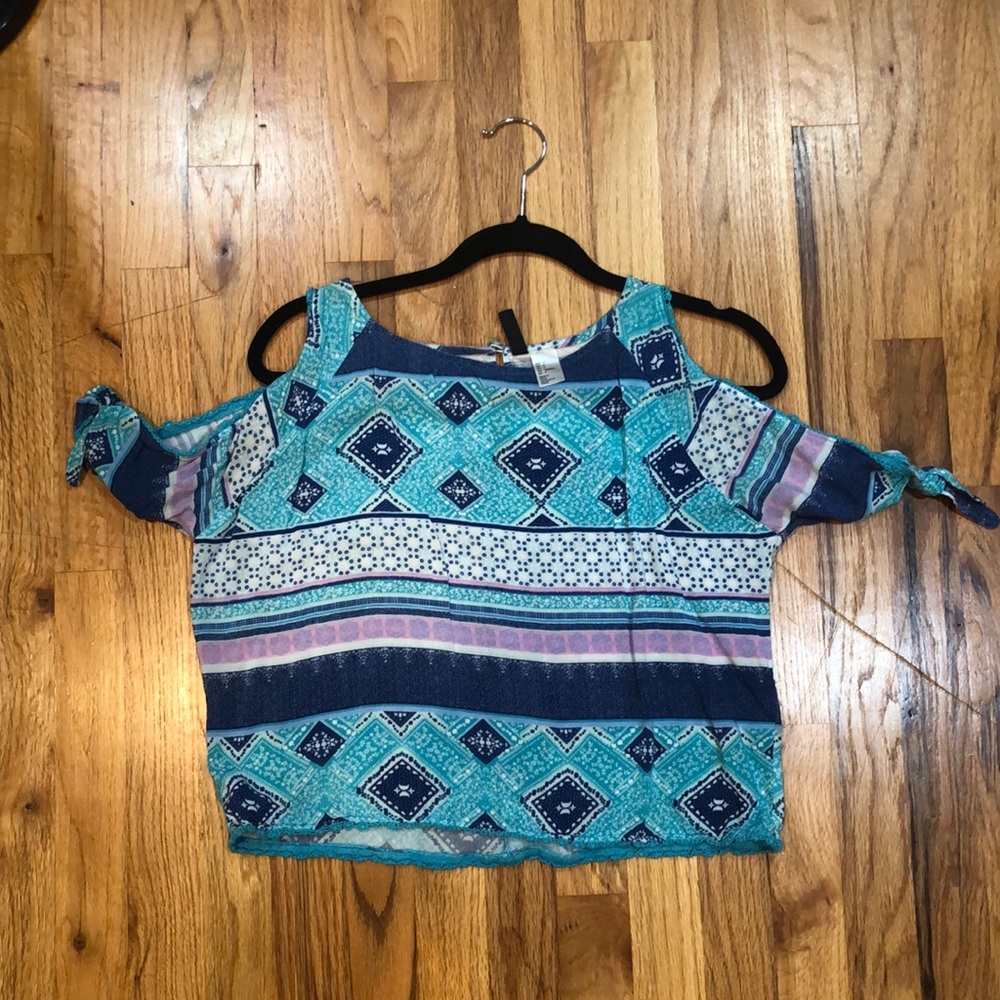 H and m top cute shoulder